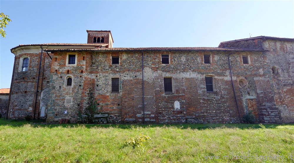 Castelletto Cervo (Biella) - Parete settentrionale della chiesa del Priorato Cluniacense dei Santi Pietro e Paolo